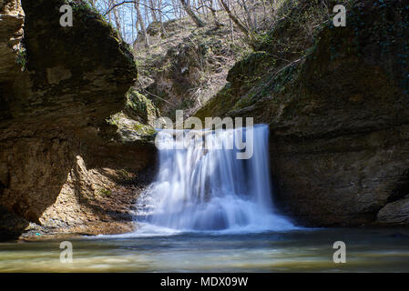 Feder Wasserfall an einem Gebirgsfluss, Mishoko, Kaukasus, Russland Stockfoto