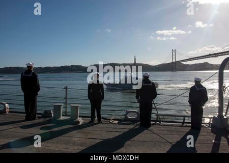 171212-N-MZ 309-037 Lissabon, Portugal (31. 12, 2017) Matrosen an Bord der Alreigh Burke-Klasse geführte Anti-raketen-Zerstörer USS Ross (DDG71) Mann die Schienen für eine maritime Review während ein Port Besuch in Lissabon, Portugal, Dez. 12, 2017. Ross, Vorwärts - Rota, Spanien eingesetzt, ist in Lissabon im Feiern zum Gedenken an 700-Jahrfeier der Portugiesischen Marine zu beteiligen. (U.S. Marine Foto von Mass Communication Specialist 1. Klasse Ryan Riley/Freigegeben) Stockfoto