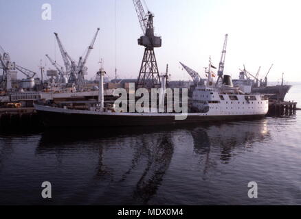 AJAXNETPHOTO - 30. MAI 1982. PORTSMOUTH, ENGLAND - FALKLANDINSELN ABREISE. Frachtschiff ST. HELENA BESCHLAGNAHMT MOD LASTEN CARGO an der Portsmouth Naval Base. Foto: Jonathan Eastland/AJAX REF: 5682 909593 Stockfoto