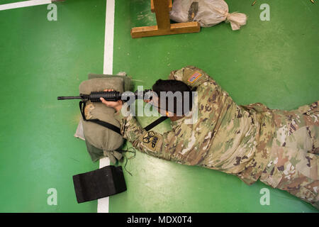 Us-Armee SPC. Manuel Northy, mit dem chièvres Provost Marshall Büro in der US-Armee Garnison Benelux, Brände eine M4 Carbine, um in der 25-m-Bereich, in Chièvres, Belgien, Dez. 12, 2017 zu qualifizieren. Die Qualifikation war Teil der Strafverfolgung Zertifizierung. (U.S. Armee Foto von visuellen Informationen Spezialist Pierre-Etienne Courtejoie) Stockfoto