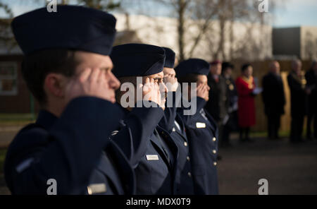 Service Mitglieder aus der Munition 420th Squadron ihren Respekt, 13 Dez. 2017, am Greenham Common American Dienstleistungen Memorial. Das Denkmal ist auf dem Gelände der ehemaligen RAF Greenham Common entfernt, und ist zu allen Amerikanern gewidmet getötet, während auf der Airbase. (U.S. Air Force Foto von Technischen Sergeant Aaron Thomasson) Stockfoto