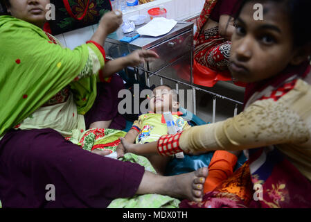 Bangladesch eine Mutter ihre Kinder füttern Kochsalzlösung, leidet an Durchfall liegen im Internationalen Zentrum für Durchfall Erkrankung Forschung, Banglad Stockfoto