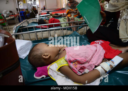 Kinder aus Bangladesh unter Durchfall liegen im Internationalen Zentrum für Durchfall Erkrankungen, Bangladesh (ICDDR, B) in Dhaka am 18. April Stockfoto
