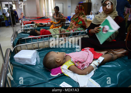 Kinder aus Bangladesh unter Durchfall mit ihrer Mutter im Internationalen Zentrum für Durchfall Erkrankungen, Bangladesh (ICDDR, B) Dha Stockfoto