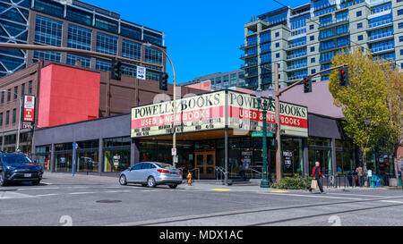 Portland, Oregon, USA - 19. April 2018: Die Fassade des Powell's Books, das ist die weltweit grösste unabhängige Buchhandlung Stockfoto