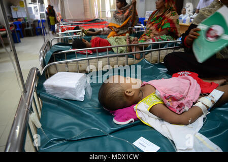 Kinder aus Bangladesh unter Durchfall liegen im Internationalen Zentrum für Durchfall Erkrankungen, Bangladesh (ICDDR, B) in Dhaka am 18. April Stockfoto
