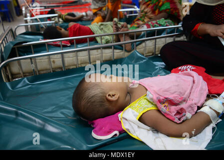Kinder aus Bangladesh unter Durchfall liegen im Internationalen Zentrum für Durchfall Erkrankungen, Bangladesh (ICDDR, B) in Dhaka am 18. April Stockfoto