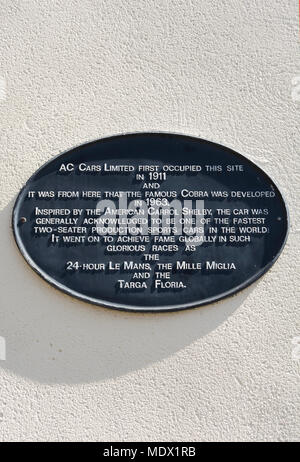 Gedenktafel in Thames Ditton, Surrey, England, Kennzeichnung der Website von 1911 von ac Cars Limited, Hersteller der 60er Jahre Rennsportwagen, die cobra Stockfoto