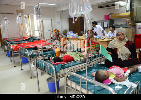 Kinder aus Bangladesh unter Durchfall mit ihrer Mutter im Internationalen Zentrum für Durchfall Erkrankungen, Bangladesh (ICDDR, B) Dha Stockfoto