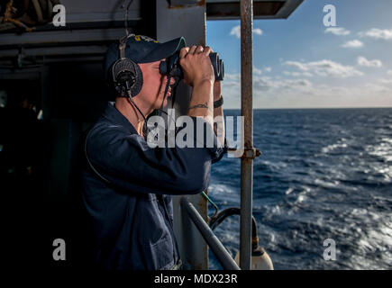 171213-N-NG 136-028 ATLANTIK (31. 13, 2017) Seemann Anthony Cline sucht Kontakte an Bord der Flugzeugträger USS George H.W. Bush (CVN 77). GHWB unterwegs ist die Durchführung von routinemäßigen Ausbildung und Qualifikation. (U.S. Marine Foto von Mass Communication Specialist Seaman Zachary S. Wickline/Freigegeben) Stockfoto