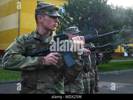 Yavoriv, Ukraine - 27 IBCT Soldaten auf die Gemeinsame Multinationale Ausbildung Gruppe - Ukraine (JMTG-U) halten eine Dez. 12 Gedenkfeier für Spc zugeordnet. Joseph Nelk, die Kavallerie Scout von Alpha Truppe, 2.BATAILLON, 101 Cavalry Regiment, die früher in diesem Monat übergeben. Die Zeremonie wurde von Kanadischen, Litauisch, Polnisch, USA, Ukrainische, und der britische Soldaten, die dem zugeordnet ist JMTG-U. besucht (U.S. Armee Foto von Sgt. Alexander Rektor) Stockfoto