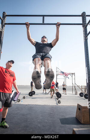 Ein britischer service Mitglied führt Pull-ups in der 'Deid Throwdown "CrossFit Wettbewerb im Al Udeid Air Base, Katar, Dez. 2, 2017. Achtundzwanzig service Mitglieder im Wettbewerb konkurrierten, durch die U.S. Air Force Staff Sgt organisiert. Sebastian Paz, ein medizinischer Techniker mit dem 379 Expeditionary Aeromedical Evacuation Squadron, Menschen zu helfen, zu motivieren und die Kameradschaft und der truppenmoral. (U.S. Air National Guard Foto von Master Sgt. Phil Speck) Stockfoto