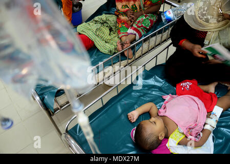 Kinder aus Bangladesh unter Durchfall liegen im Internationalen Zentrum für Durchfall Erkrankungen, Bangladesh (ICDDR, B) in Dhaka am 18. April Stockfoto