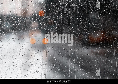 Regentropfen auf Glas. Verschwommenen Hintergrund. Regen Verkehr. Blick von der nassen Fenster. Stockfoto