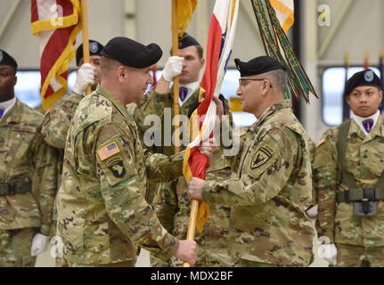 Gen. Curtis M. Scaparotti, rechts, United States European Command (EUCOM) Commander, erhält die US Army Europe (USAREUR) Farben von Generalleutnant Friedrich 'Ben' Hodges, Links, die ausgehende USAREUR Commander während der usareur Verzicht auf Befehl Zeremonie auf Lehm Kaserne, Wiesbaden, Deutschland 15.12.2017. (U.S. Armee Foto von visuellen Informationen Spezialist Volker Ramspott) Stockfoto