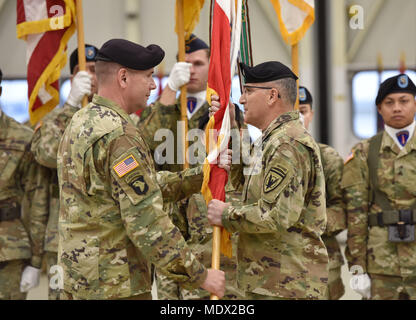 Gen. Curtis M. Scaparotti, rechts, United States European Command (EUCOM) Commander, erhält die US Army Europe (USAREUR) Farben von Generalleutnant Friedrich 'Ben' Hodges, Links, die ausgehende USAREUR Commander während der usareur Verzicht auf Befehl Zeremonie auf Lehm Kaserne, Wiesbaden, Deutschland 15.12.2017. (U.S. Armee Foto von visuellen Informationen Spezialist Volker Ramspott) Stockfoto