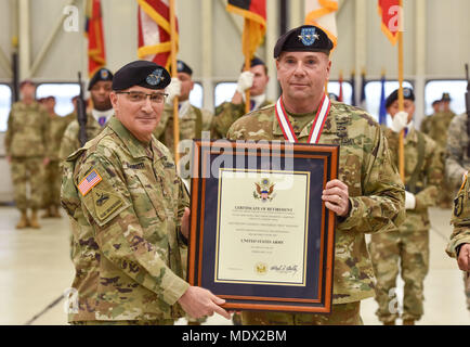 Gen. Curtis M. Scaparotti, Links, United States European Command (EUCOM) Commander, stellt die Bescheinigung über die Pensionierung zu Generalleutnant Friedrich 'Ben' Hodges, rechts, der scheidende Kommandant der United States Army Europe (USAREUR), nach der USAREUR Verzicht auf Befehl Zeremonie auf Lehm Kaserne, Wiesbaden, Deutschland 15.12.2017. (U.S. Armee Foto von visuellen Informationen Spezialist Volker Ramspott) Stockfoto