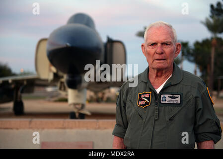 Pensionierter Luftwaffe Pilot Oberstleutnant Bob Pardo posiert vor einer statischen Anzeige Modell einer F-4 Phantom II, einem der vielen Kampfflugzeuge er geflogen ist, bei Luke Air Force Base, Ariz., Dez. 12, 2017. Während des Vietnam Krieges, Pardo gespeichert das Leben eines Kollegen Phantom aircrew, wenn er seine eigenen Flugzeuge verwendet Ihre Schlacht - beschädigte Jet fast 90 Meilen in freundlich Luftraum zu drücken. Dieses Gesetz trat als "Pardo manövrieren." (US-bekannt sein Air Force Foto/Senior Airman Ridge Shan) Stockfoto