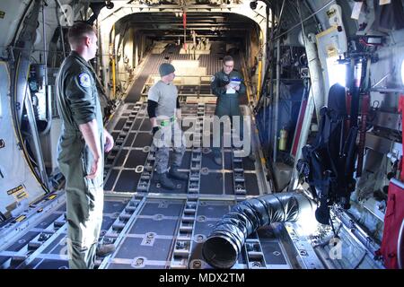 Neue schloss Air National Guard BASE, Del-Aircrew Mitglieder durch Pre-flight Verfahren am 13. Dezember 2017. Acht Aircrew Mitglieder zogen auf der C-130 Hercules Flugzeuge für eine mehrtägige Flug nach San Juan, Puerto Rico. Aircrew Mitglieder, die 166 Gruppe Betrieb und 166 Aircraft Maintenance Gruppe flog nach Puerto Rico bis zu 36 Mitglieder der 1049Th Transportation Company, Delaware Army National Guard, und Transport die Mitglieder zurück zu Delaware. Der 1049Th ging nach Puerto Rico Vor zwei Monaten Unterstützung im Rahmen von Hilfsmaßnahmen in den Wirbelsturm Mar zu bieten Stockfoto