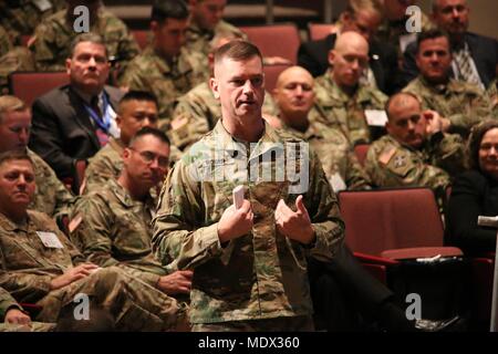 Brig Gen. Todd Royar, stellvertretender Kommandeur für die Unterstützung der 101 Division (Air Assault) am Fort Campbell, Ky., fördert die Flieger an der Luftfahrt und Missile Command der AMCOM 101 für die Luftfahrt zu Bereitschaft ihrer Einheiten durch die Bedenken Ihres höheren Befehl gewährleisten. AMCOM Royar diente als Leiter der Personal vor seiner Promotion und Zuordnung zu den 101 im Frühjahr 2017. Mehr als 200 Army Aviation Kommandeure, Sergeant Majors, Unteroffiziere und Mannschaften besetzten AMCOM 101 für die Luftfahrt Dez. 13.14 bei Redstone Arsenal, Ala. Stockfoto