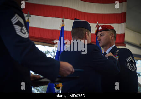 Generalleutnant Brad Webb, Kommandeur der Air Force Special Operations Command, Klemme a Silver Star Medaille auf Chief Master Sgt. Michael West, eine spezielle Taktik Fahrer mit der 24 Special Operations Wing, der während der Zeremonie, Dez. 15, 2017, at Hurlburt Field. West, war das SSM für einen 5-tägigen Schlacht ausgezeichnet, Operation MEDUSA, 2006 betitelte. West genutzt 58 Koalition Strike Aircraft 24.000 Pfund Präzision ordnance zu liefern mehr als 500 feindliche Kräfte zu beseitigen, um die Sicherheit von 51 Special Forces Soldaten und 33 Koalitionspartner zu sichern. (U.S. Air Force Foto von älteren Flieger Ryan Conroy) Stockfoto