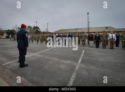 Chief Master Sgt. Michael West, eine spezielle Taktik Fahrer mit der 24 Special Operations Wing, führt Flieger, Freunde und Familie in Memorial Pushups nach seinem Silver Star Siegerehrung, Dez. 15, 2017, at Hurlburt Field. West, war das SSM für einen 5-tägigen Schlacht ausgezeichnet, Operation MEDUSA, 2006 betitelte. West genutzt 58 Koalition Strike Aircraft 24.000 Pfund Präzision ordnance zu liefern mehr als 500 feindliche Kräfte zu beseitigen, um die Sicherheit von 51 Special Forces Soldaten und 33 Koalitionspartner zu sichern. (U.S. Air Force Foto von älteren Flieger Ryan Conroy) Stockfoto