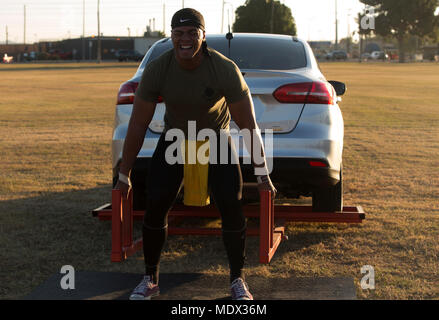 Us Marine Corps Sgt. Christopher Deon Fisher jr., eine Aviation Ordnance Techniker Marine Aviation Logistics Squadron 13, zugewiesen in der Marine Corps Air Station (WAB) Yuma, Ariz stationiert, Deadlifts ein Fahrzeug für den Strongman Wettbewerb Dez. 15, 2017 auf der Station Parade Deck zu üben. Die Praxis ist für den Stier der Wüste Strongman Wettbewerb Feb.17, 2018 in Yuma, Ariz (USA schiefergedeckt vorzubereiten Marine Corps Foto von Lance Cpl. Sabrina Candiaflores) Stockfoto