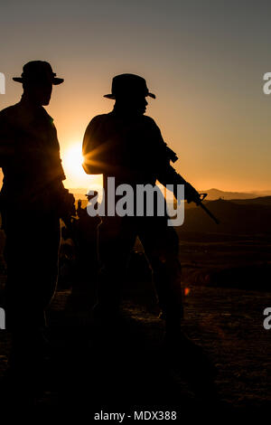 Marines mit Combat Service Support Unternehmen, ich Marine Expeditionary Force Information Group, bereiten Sie eine Live-Fire zu leiten, Crew - Serviert Waffen während einer feldübung in Camp Pendleton, Kalifornien, Dez. 7, 2017 schießen. Die Übung diente als vor der Bereitstellung Training betriebliche Skillsets einschließlich Fahrzeug Konvois zu schärfen; Chemische, biologische, radiologische, nukleare defensive Taktik; und ordnungsgemäßen Beschäftigung von Crew - Serviert Waffen. (U.S. Marine Corps Foto von Lance Cpl. Ruth Wheeley) Stockfoto