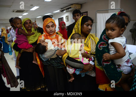 Kinder aus Bangladesh unter Durchfall mit ihrer Mutter im Internationalen Zentrum für Durchfall Erkrankungen, Bangladesh (ICDDR, B) Dha Stockfoto