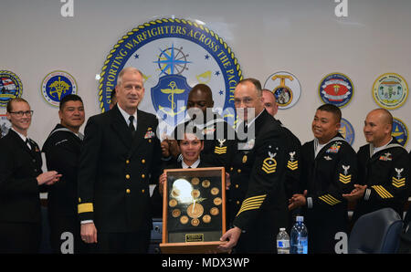 171214-N-KR 394-090 SAN DIEGO, Kalifornien (31. 14, 2017) der hinteren Adm. Paul Pearigen (vorne links), Commander, Marine Medizin West (Nmw) und Chef der Marine Medical Corps, und CMCDCM Loren Rucker, Command Master Chief für Marine Medizin West (vorne rechts), gratulieren Naval Hospital Camp Pendleton Hospital Corpsman 1. Klasse Jane L. Borja (vorne Mitte), für das Gewinnen der Ehre genannt werden den NMW 2017 Senior Segler des Jahres (SSOY). Die Ankündigung erfolgte an der NMW Hauptsitz in einem Konferenzraum, in dem sich 14 Kandidaten SSOY (hintere Reihe) durch Ihren Befehl Master Ch begleitet enthalten Stockfoto