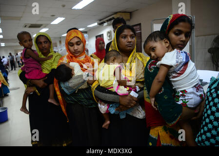 Kinder aus Bangladesh unter Durchfall mit ihrer Mutter im Internationalen Zentrum für Durchfall Erkrankungen, Bangladesh (ICDDR, B) Dha Stockfoto