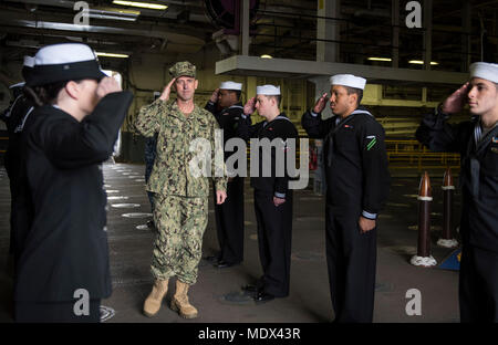 171216-N-WF 272-075 SASEBO, Japan (31. 16, 2017) Leiter der Naval Operations (CNO) Adm. John Richardson fährt die Amphibious Assault ship USS BONHOMME RICHARD (LHD 6) nach einer Schiffstour. Die Tour von Bonhomme Richard ist Teil der geplanten Richardson's Besuch im Vorwärts - bereitgestellt Matrosen der USA 7 Flotte. Während seiner Zeit an Bord, CNO Richardson war in der Lage, mit deckplate Matrosen zu interagieren und Feedback von führenden Persönlichkeiten auf die kürzlich veröffentlichte umfassende Überprüfung erhalten, sowie das danken, die uns als die Ferien nähern. Bonhomme Richard, Vorwärts- und Sasebo, Japan bereitgestellt, Stockfoto