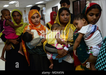 Kinder aus Bangladesh unter Durchfall mit ihrer Mutter im Internationalen Zentrum für Durchfall Erkrankungen, Bangladesh (ICDDR, B) Dha Stockfoto