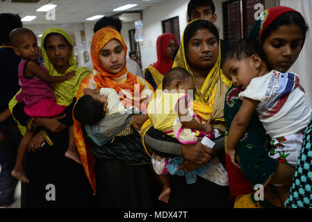 Kinder aus Bangladesh unter Durchfall mit ihrer Mutter im Internationalen Zentrum für Durchfall Erkrankungen, Bangladesh (ICDDR, B) Dha Stockfoto