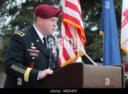 Us-Armee Alaska Commander Generalmajor Mark O'Neil liefert seine Bemerkungen als Hauptredner am Kränze über Amerika Zeremonie Dez. 16 am Fort Richardson National Cemetery auf gemeinsamer Basis Elmendorf-Richardson, Alaska. (Foto von Maria M. Rall/U.S. Armee Alaska Public Affairs) Stockfoto