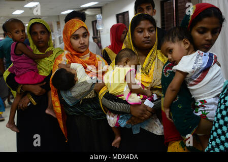 Kinder aus Bangladesh unter Durchfall mit ihrer Mutter im Internationalen Zentrum für Durchfall Erkrankungen, Bangladesh (ICDDR, B) Dha Stockfoto