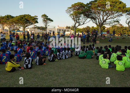 CAMP LESTER, Okinawa, Japan-Teams und Eltern während der Preisverleihung sammeln Nach der 2. jährlichen Gemeinschaft Schale von der Okinawa Diplomaten Jugend Futbol Club Dez. 8 an Bord Camp Lester, Okinawa, Japan gehostet werden. Dies ist eine komplett aus Freiwilligen bestehende Organisation, die von Teilnehmern aus der lokalen und der militärischen Gemeinschaften gemacht. Die Trainer nehmen sich als Schiedsrichter die Spiele, und Freiwilligen eingerichtet, arbeiten Konzessionen und Hilfe als Line-Richter während der Spiele. Die ODYFC ist ein Wettbewerbsvorteil Fußball Club für Kinder in der militärischen Gemeinschaft. Der Club hosts Jahreszeiten im Frühjahr und Herbst, einladenden Mannschaften über Okinawa compe Stockfoto