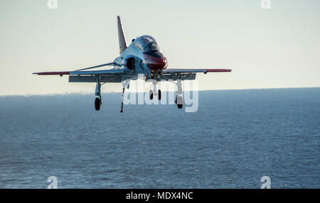 T-45 Goshawk ist ein Trägerflugzeug, das von der United States Navy für die Ausbildung von Piloten eingesetzt wird. Am 13. Dezember 2017 bereitete sich eine T-45 auf die Landung an Bord der USS George H.W. Bush (CVN 77) vor, einem nuklearbetriebenen Flugzeugträger der Nimitz-Klasse, der 2009 während der Qualifikationsübungen im Atlantik in Betrieb genommen wurde. Das Archivbild zeichnet Flugübungen auf See auf. Stockfoto