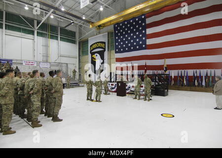 Brig. Gen. Todd Royar, stellvertretender kommandierender General - Unterstützung der Luftlandedivision (Air Assault), spricht mit den Soldaten des 227. Composite Supply Company, 129 Bekämpfung Sustainment Supply Company, Luftlandedivision (Air Assault) Sustainment Brigade, 101 Abn. Div., Dez. 13, 2017, während des Unternehmens Willkommen zu Hause Zeremonie am Hangar 3 in Fort Campbell, Kentucky. Soldaten aus 227 CSC, 129 CSSB, kam nach Hause nach einer neunmonatigen Einsatz zur Unterstützung der Operation Atlantic Lösen in der US-Armee in Europa. (U.S. Armee Foto von SPC. Alexes Anderson/101 SBDE Public Affairs Office) Stockfoto