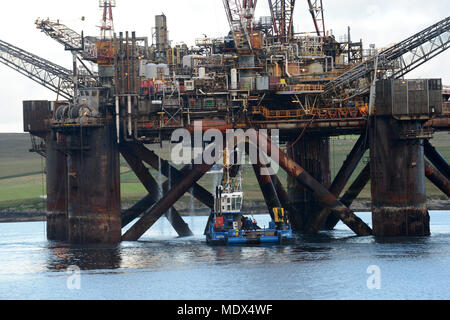 Buchan Alpha Oil Rig kommen in Lerwick Shetland für die Stilllegung für Altmetall geschnitten zu werden und recycelt werden Stockfoto