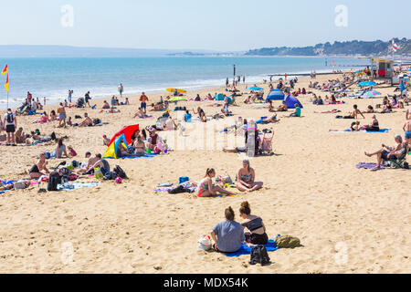 Bournemouth, Dorset, Großbritannien. April 2018 20. UK Wetter: Strände sind als Besucher strömen zum Strand die heißen, sonnigen Wetter Bournemouth zu genießen voll. Credit: Carolyn Jenkins/Alamy leben Nachrichten Stockfoto