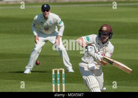 London, Großbritannien. 20. April 2018. Rory Verbrennungen schlagen für Surrey gegen Hampshire an Tag eins der Specsavers County Championship Game am Oval. David Rowe/Alamy leben Nachrichten Stockfoto