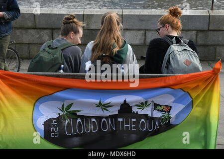 Dublin, Irland. April 2018 20. Irland: Menschen außerhalb der Regierung nahe stehenden Gebäude in Dublin sammeln Cannabis auf iternational Marihuana Tag Gutschrift zu Rauch: John Rooney/Alamy leben Nachrichten Stockfoto