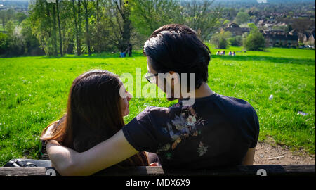 London, England. 20. April 2018. Ein junges Paar genießen Sie die Sonne auf einer langen, heißen Freitag Nachmittag mit Blick auf Harrow. © Tim Ring/ALamy Leben Nachrichten. Stockfoto