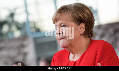 20 April 2018, Deutschland, Berlin: Bundeskanzlerin Angela Merkel (CDU) wartet auf indischen Präsidenten Modi bei der Deutschen Reichskanzlei. Foto: Bernd von Jutrczenka/dpa Quelle: dpa Picture alliance/Alamy leben Nachrichten Stockfoto