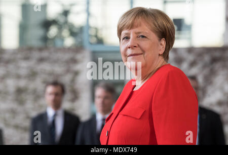 20 April 2018, Deutschland, Berlin: Bundeskanzlerin Angela Merkel (CDU) wartet auf indischen Präsidenten Modi bei der Deutschen Reichskanzlei. Foto: Bernd von Jutrczenka/dpa Quelle: dpa Picture alliance/Alamy leben Nachrichten Stockfoto