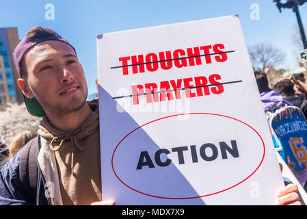 New York, NY - 20. April 2018 - NATIONAL STUDENT WALK-OUT Schüler aus der Klasse ging der 19. Jahrestag des Columbine School shooting zu markieren. Mehrere tausend sammelten in den Washington Square Park Aufruf für steifere gun Kontrollmaßnahmen einschließlich ein Verbot auf Angriff Waffen und einen universellen Hintergrund prüfen. CREDIT: © Stacy Walsh Rosenstock/Alamy leben Nachrichten Stockfoto