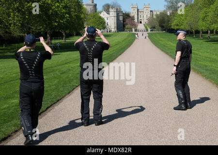 Windsor, Großbritannien. 20. April 2018. Polizisten nehmen souvenir Fotos von Schloss Windsor während einer Pause von ihren Pflichten der Erleichterung der Ankünfte und Abflüge aus dem Commonwealth Regierungschefs Leaders' Rückzug. Credit: Mark Kerrison/Alamy leben Nachrichten Stockfoto