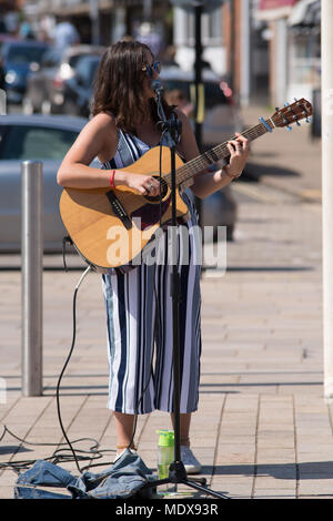 Stratford-upon-Avon, Großbritannien. 20. April 2018. Frau Gitarre Straßenmusikant in gestreiften Overall und Sonnenbrille singt Passanten Credit: Paul rushton/Alamy leben Nachrichten Stockfoto