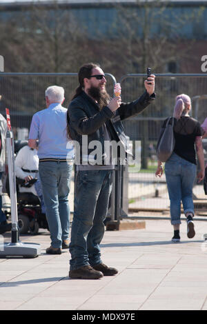 Stratford-upon-Avon, Großbritannien. 20. April 2018. Biker in schwarzem Leder Holding ein Eis und ein selfie während mini Hitzewelle auf Shakespeares geburtstag Wochenende Credit: Paul rushton/Alamy leben Nachrichten Stockfoto